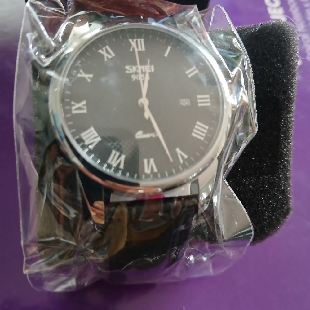 Skmei Black and Silver Men's Watch - Picture 6 of 7